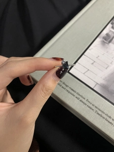 Vue détaillée d'une bague en argent avec pierre noire rectangulaire et accents d'étoiles