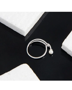 Detail of S925 sterling silver wrap ring featuring a micro-inlaid pearl and dual-layer band