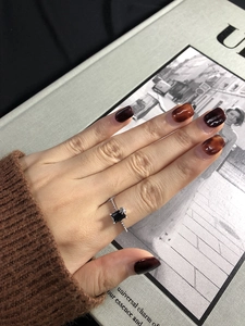 Détail de la bague en argent S925 avec pierre noire rectangulaire et motif étoile