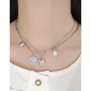 Collier double rang en argent 925 avec pendentifs cœur, pièce et perle sur un mannequin