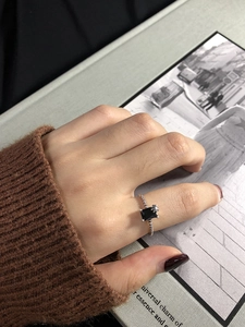 Gros plan sur la bague en argent S925 avec zircon noir rectangulaire et anneau perlé