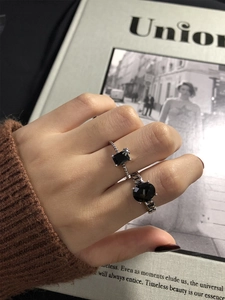 Gros plan de bagues en argent vintage avec zircons noirs au style punk rétro