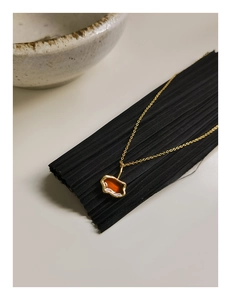 Dettaglio della collana in argento S925 con pendente in resina ambrata su tessuto nero