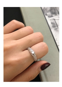 Macro detail of silver S925 ring featuring textured band and polished 3D heart charm