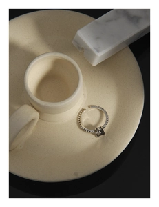 Vue détaillée de la bague en argent S925 perlé avec zircon noir carré de style rétro