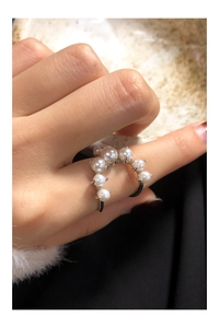 Macro shot of U-shaped S925 silver ring featuring gradient pearls on a model's hand