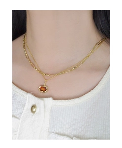 Dettaglio della collana a due strati in argento S925 dorato con ciondolo ambrato