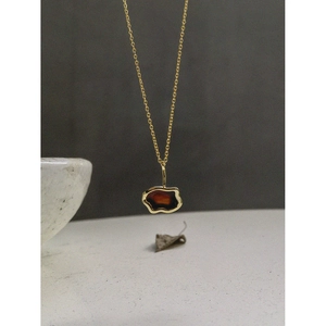 Collana minimalista in argento S925 con pendente organico ambrato su catenina dorata