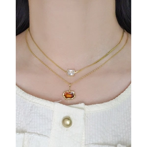 Collana a doppio strato dorata con zircone quadrato e ciondolo in resina ambrata