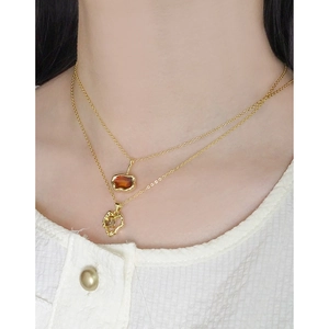 Collana a doppio strato in argento S925 con ambra e ciondolo dorato indossata da modella
