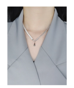 Detailed view of an asymmetric S925 silver necklace with pearls and a waterdrop pendant
