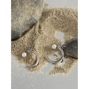 Polished S925 sterling silver C-shaped hoop earrings with pearls on sand and stone