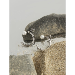 Minimalist S925 sterling silver C-shaped hoop earrings with pearls on rocky sand background