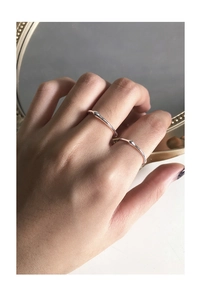 Dettaglio di anelli minimalisti in argento sterling S925 con gocce di metallo liquido