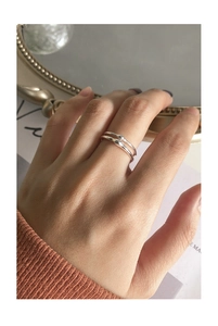 Dettaglio dell'anello a doppio strato in argento S925 stile metallo liquido sulla mano di modella