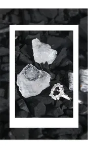 Makro-Detail unregelmäßig strukturierter S925-Silberringe auf Naturstein und Holzkohle
