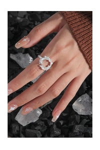 Detailansicht des S925 Sterling Silber Rings mit unregelmäßiger Lavatextur auf Felsgrund