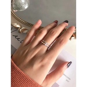 Anello minimalista a doppio strato in argento sterling S925 indossato sulla mano