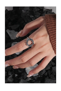 Nahaufnahme von S925 Sterling Silber Ring mit Lava-Textur auf dem Zeigefinger