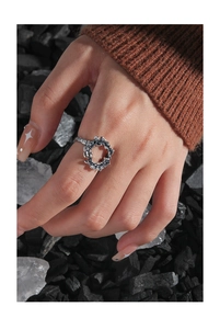 Detail eines S925 Sterlingsilberrings mit Lava-Textur an der Hand eines Modells