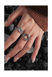 Detailansicht silberner Ringe mit unregelmäßigen Wellen und Lava-Struktur-Design