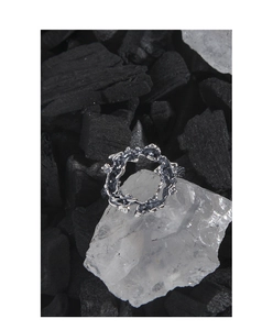 Makro-Detail der Lava-Struktur auf dem S925 Sterlingsilber Ring auf weißem Erzgestein