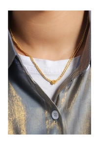 Vue détaillée d'un collier chaîne en maille torsadée dorée avec un nœud central