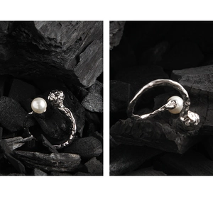 Detail eines S925 Silberrings mit unregelmäßiger Textur und weißer Perle besetzt