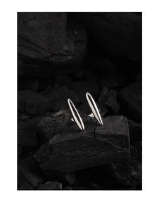 Macro anello minimalista in argento S925 con design geometrico a fusi verticali su fondo nero