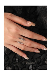 Dettaglio dell'anello in argento S925 con design a punte parallele in stile minimal