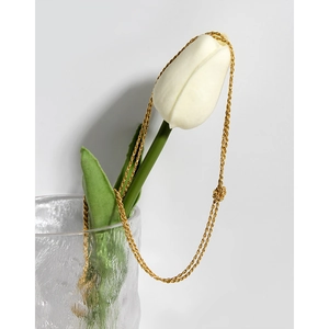 Collier minimaliste en argent S925 avec nœud torsadé sur une fleur de tulipe