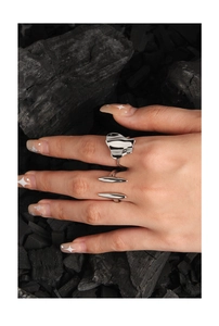 Dettaglio del design a onde irregolari e dei doppi anelli in argento S925 sterling