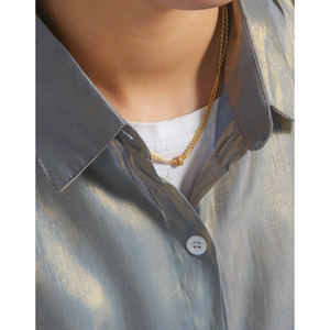 Collier en argent fin S925 avec design de chaîne torsadée et nouée porté par un mannequin