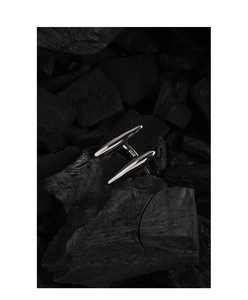 Macro di anello aperto in argento S925 con punte doppie su sfondo di carbone nero