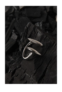 Macro di anello aperto in argento sterling S925 con design a corno su carbone