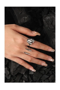 Dettaglio di anelli regolabili in argento sterling 925 con design a metallo liquido fuso
