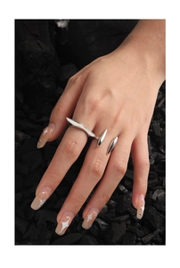 Dettaglio macro di un anello irregolare in argento sterling S925 con finitura lucida