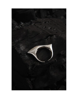 Macro shot of S925 sterling silver ring featuring geometric jagged devil horn edges