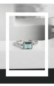 Detailansicht eines S925 Silberrings mit Hammerschlag-Textur und blauem rechteckigem Zirkon