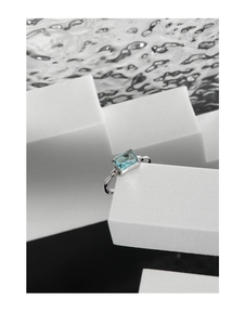Nahaufnahme des silbernen Wellenrings mit einem blauen rechteckigen Zirkonia-Stein