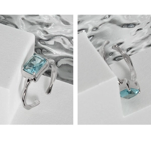 Detailaufnahme des S925 Sterlingsilberrings mit unregelmäßiger Textur und blauem Zirkon