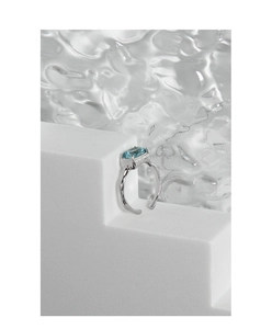 Detailaufnahme des S925 Silberrings mit unregelmäßiger Wellenstruktur und blauem Zirkon