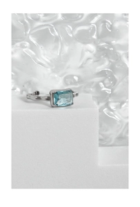 Nahaufnahme S925 Silberring mit blauem Zirkon im Rechteckschliff und Lavastruktur