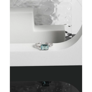 Minimalistischer S925 Sterlingsilber-Ring mit blauem Zirkon und unregelmäßiger Wellenstruktur