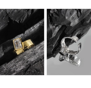 Dettaglio di un ampio anello in argento S925 con zircone rettangolare in oro e argento