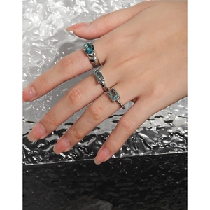 S925 Silberring Set mit unregelmäßigen blauen Zirkonia in Rund- und Smaragdschliff