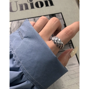 Minimalist S925 sterling silver spiral twist ring with polished mirror finish on model hand