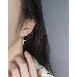 Orecchini a croce in argento gotico con zirconi, stile vintage minimalista su modella