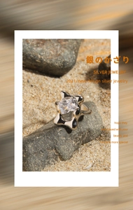 Makroaufnahme von flüssigem Metall S925 Silberring mit quadratischem Zirkoniastein