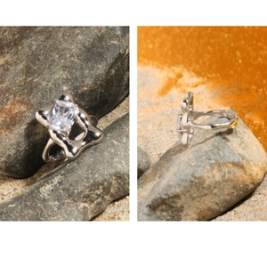 Makro-Detail von S925 Sterlingsilber Ring mit rechteckigem Zirkon und Lavametall-Struktur